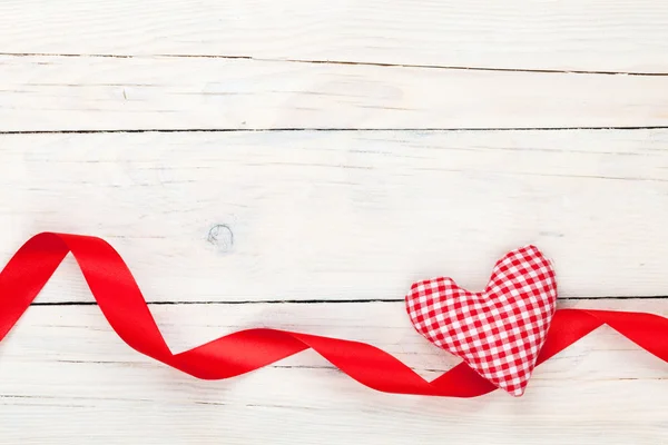 День Святого Валентина игрушка сердце и лента — стоковое фото
