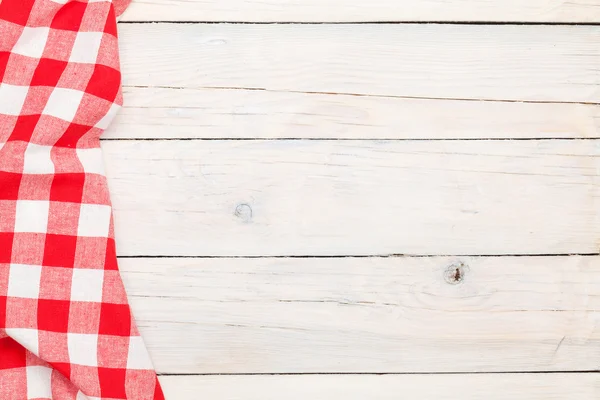 Rotes Handtuch über Küchentisch aus Holz — Stockfoto