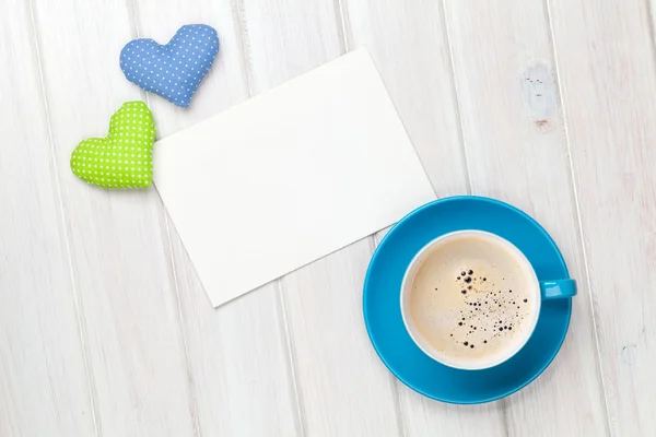 Corazón de juguete de San Valentín, tarjeta de felicitación en blanco y taza de café — Foto de Stock