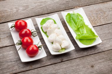 domates, mozzarella ve yeşil salata yaprakları