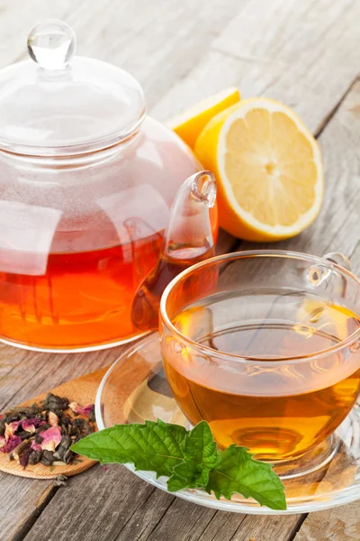 Зеленый чай с лимоном и мятой — стоковое фото