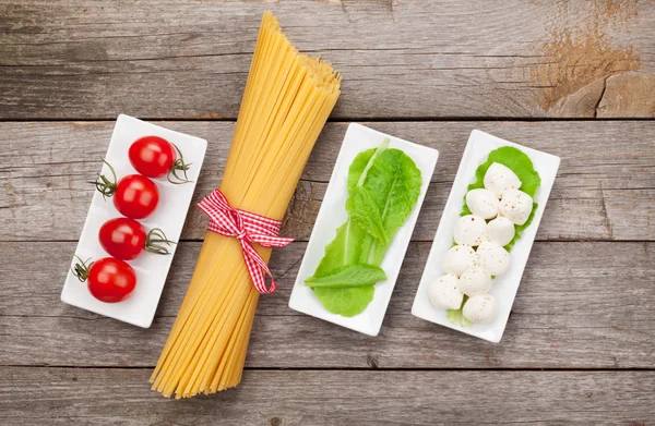 Domates, mozzarella peyniri, makarna ve yeşil salata yaprakları — Stok fotoğraf
