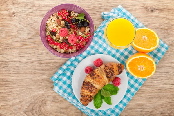 ミューズリー、ベリー、オレンジ ジュース、croissa で健康的な朝食 — ストック写真