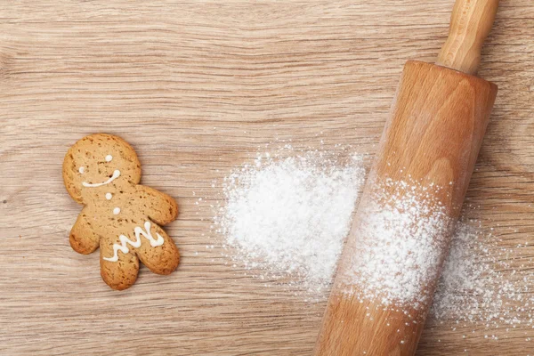 Brödkavel med mjöl och pepparkakor cookie — Stockfoto
