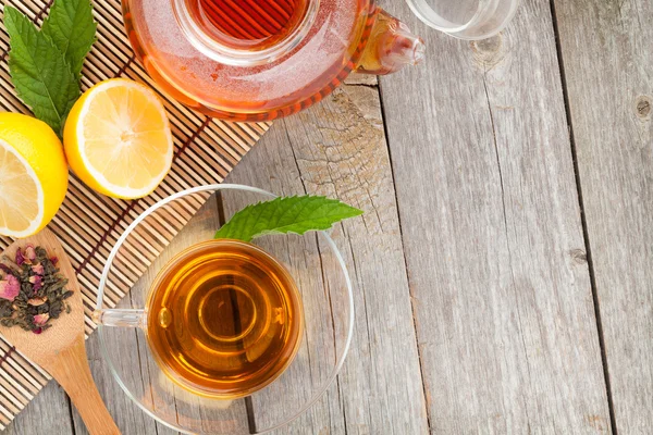 Green tea with lemon and mint on wooden table — Stock Photo, Image