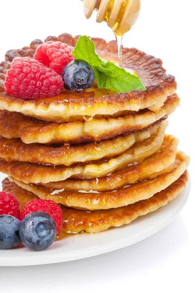 Pancakes with raspberry, blueberry, mint and honey syrup — Stock Photo, Image