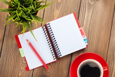 Ofis Masaları çiçek, boş not defteri ve kahve fincanı