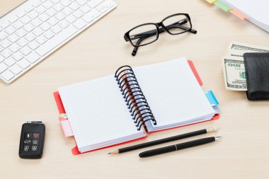 Ofis masaları ile pc, sarf malzemeleri ve para nakit