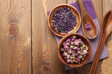 Baharat ve ahşap masa üzerinde mutfak eşyaları