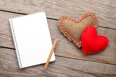 Boş not defteri ve oyuncak Kalpler