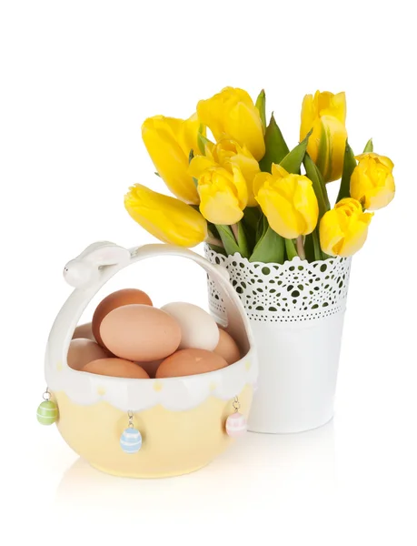 Verse gele tulpen en eieren in kom — Stockfoto