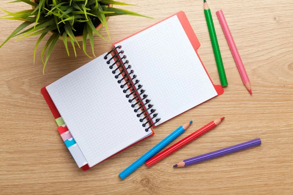 Tabulka sady Office s kytičkou, prázdný Poznámkový blok a barevné tužky — Stock fotografie