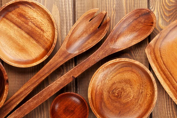 Посуд на дерев'яній кухні над дерев'яним столом — стокове фото