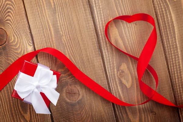 Nastro a forma di cuore e confezione regalo — Foto Stock