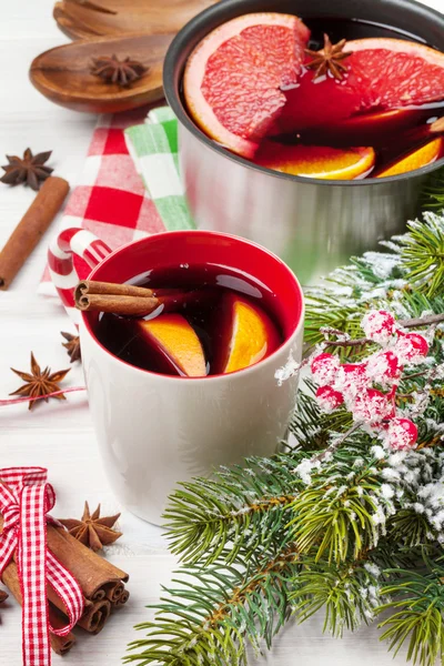 Vino caliente de Navidad sobre mesa de madera —  Fotos de Stock