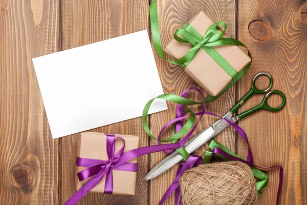 Gift wrapping with greeting card — Stock Photo, Image