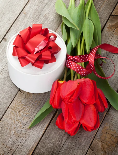 Red tulips and valentines day gift box — Stock Photo, Image
