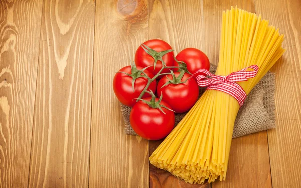 Pasta and tomatoes on table — Stock Photo, Image