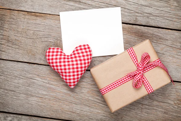 Valentine's day heart with blank card — Stock Photo, Image