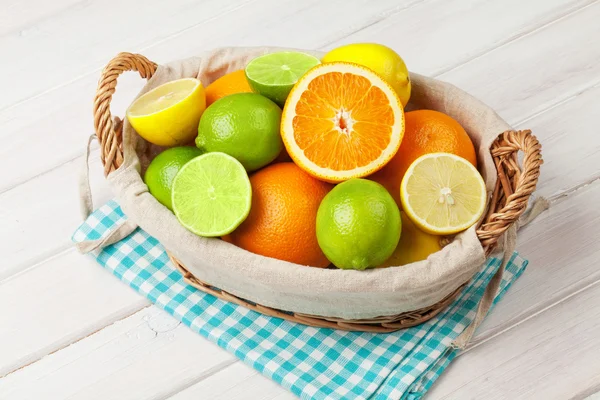 Orangen, Limetten und Zitronen — Stockfoto