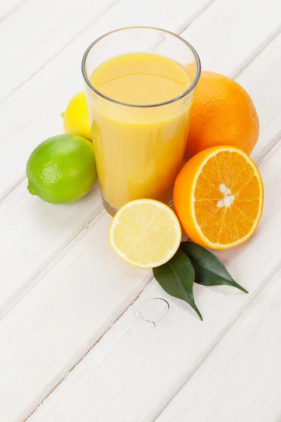 Naranjas, limones y limones — Foto de Stock