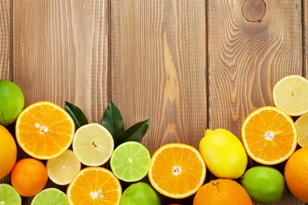 ผลไม้ซิตรัสที่มีส้มและมะนาว — ภาพถ่ายสต็อก