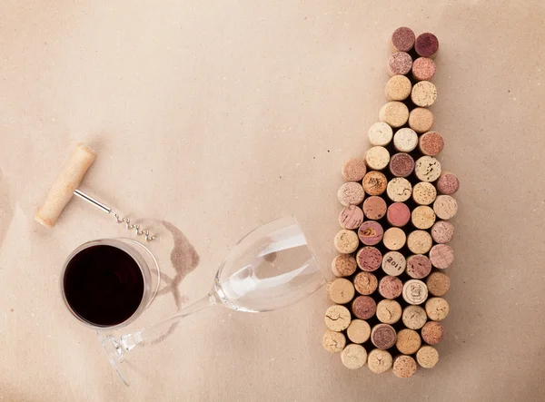 Wino w kształcie butelki przez korki z korkociągiem — Zdjęcie stockowe
