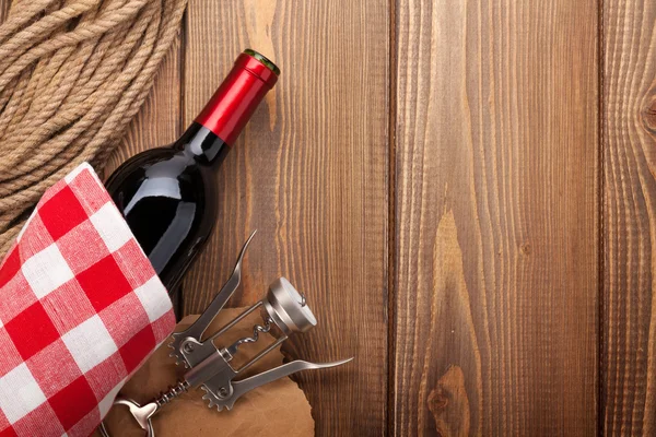 Rode wijn fles en kurkentrekker — Stockfoto