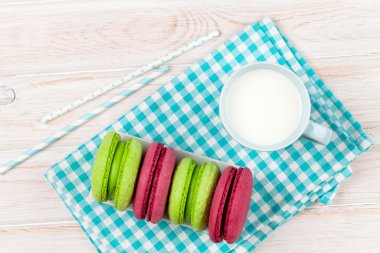 Fincan süt ve macarons
