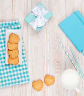 Fincan süt ve kalp kurabiye şeklinde