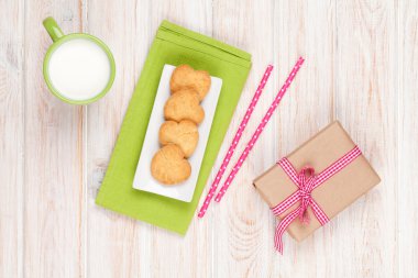 Kalp şeklinde kurabiye ve hediye kutusu