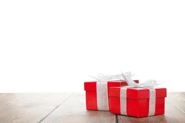 Dos cajas de regalo sobre mesa de madera — Foto de Stock
