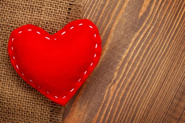 День святого Валентина фон с игрушечным сердцем — стоковое фото