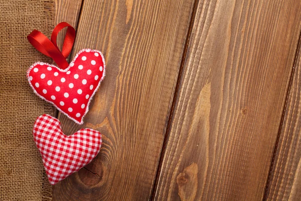 Valentinky den pozadí s ručně vyráběné hračky srdce — Stock fotografie