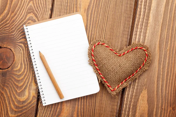 空白のメモ帳とバレンタインの心 — ストック写真