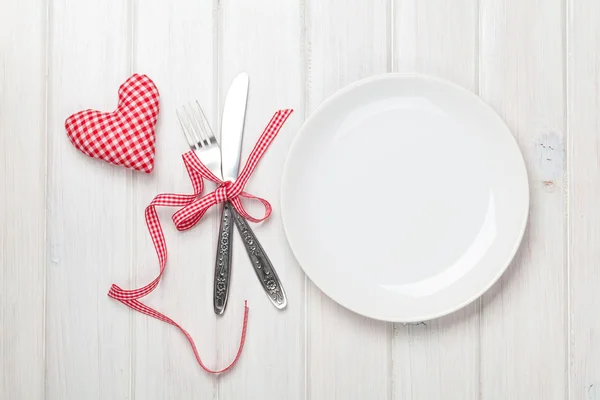 접시은 제품 및 발렌타인 하트 — 스톡 사진