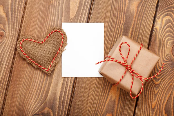 Sevgililer kalp ve hediye kutusu — Stok fotoğraf