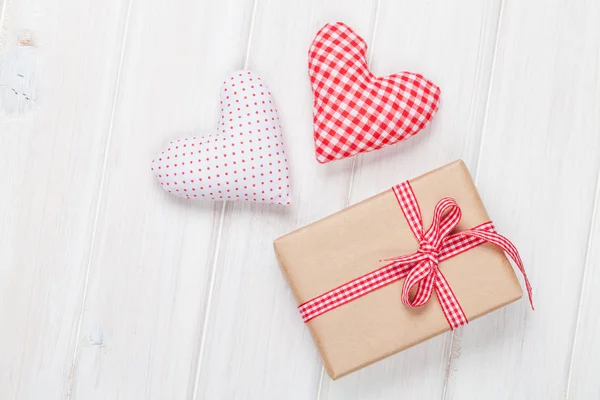 Valentines day toy hearts and gift box — Stock Photo, Image