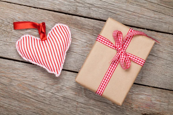 Sevgililer günü oyuncak kalp ve hediye kutusu — Stok fotoğraf
