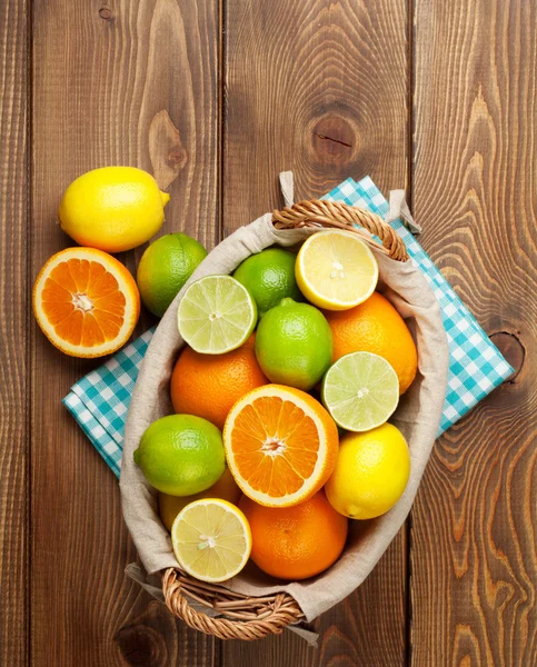 Buah jeruk dalam keranjang — Stok Foto