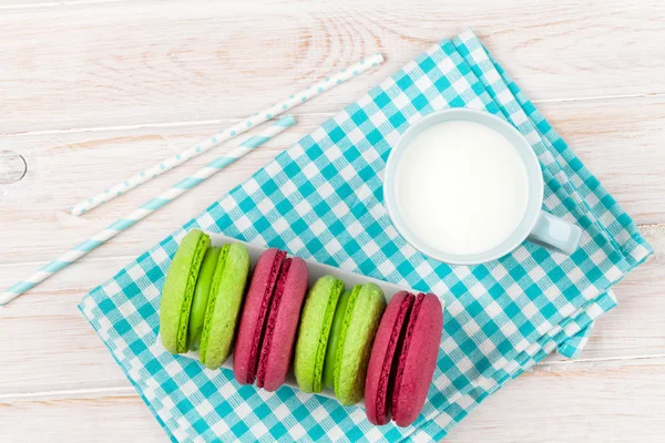 Cup of milk and macarons — Stock Photo, Image