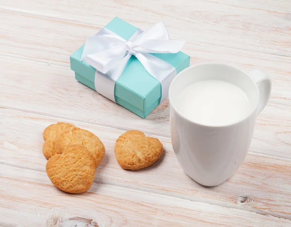 Biscuits en forme de coeur et boîte cadeau — Photo