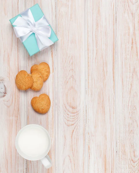 Heart shaped cookies and gift box — Stock Photo, Image