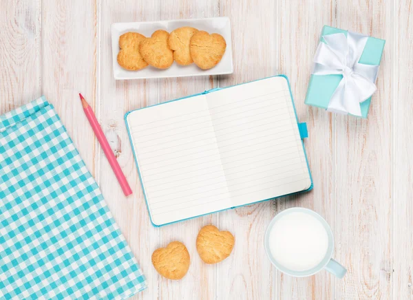 Copo de leite e biscoitos em forma de coração — Fotografia de Stock