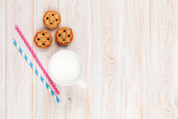 Чашка молока и печенья — стоковое фото