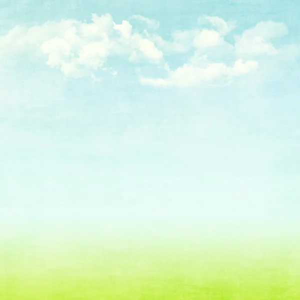 Голубое небо, облака и зеленое поле — стоковое фото