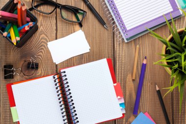 Ofis Masaları boş not defteri ve malzemeleri