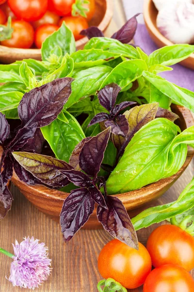 Fresh farmers tomatoes and basil — Stock Photo, Image