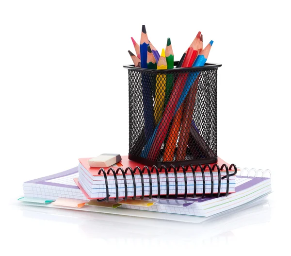 Lápis coloridos e blocos de notas — Fotografia de Stock