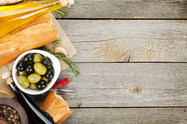 Aperitivo de comida italiana de azeitonas, pão e temperos — Fotografia de Stock
